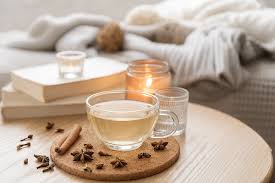 Routine bien-être du soir ZenThé — tasse de tisane camomille rooibos bio certifiée AB, ambiance lumière douce et relaxation
